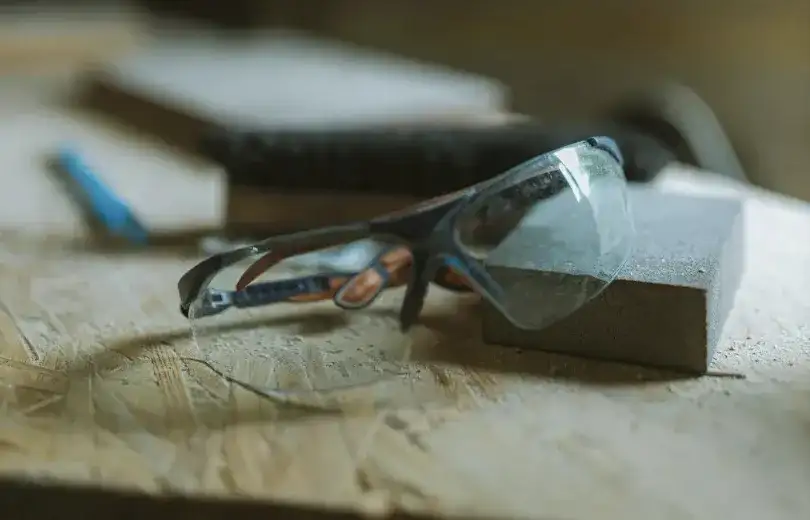 Okulary ochronne korekcyjne – jakie normy i parametry mają znaczenie?