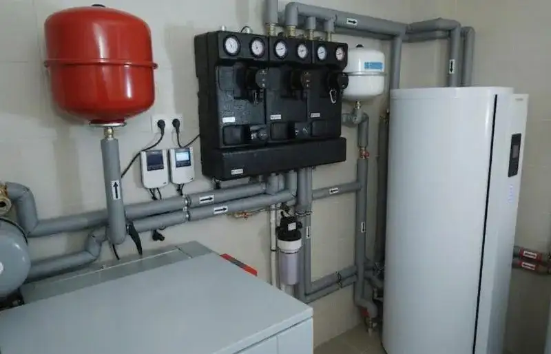 Grupa pompowa zamontowana w instalacji ogrzewania podłogowego