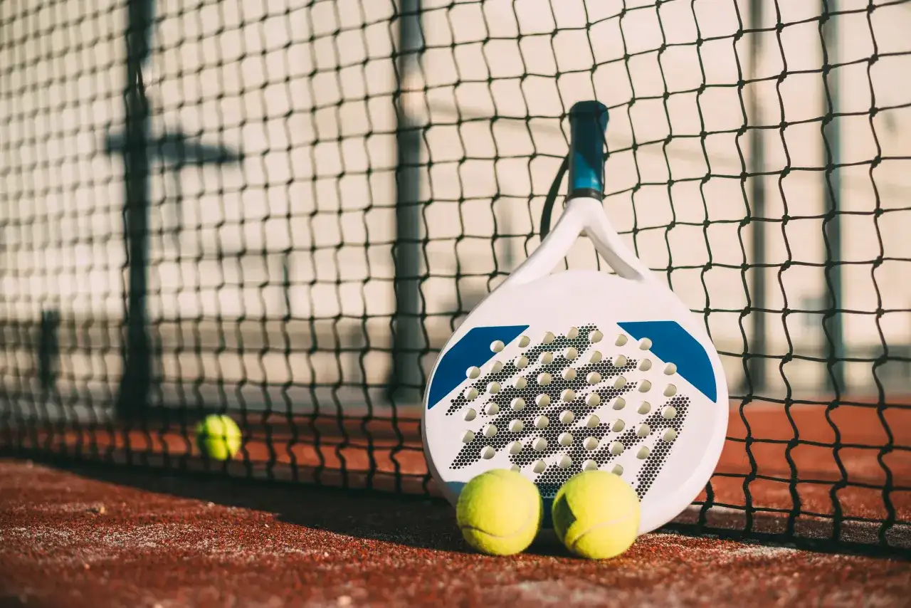 Fenomen Padla – jak sportowa hybryda zdominowała europejskie rekreacje?