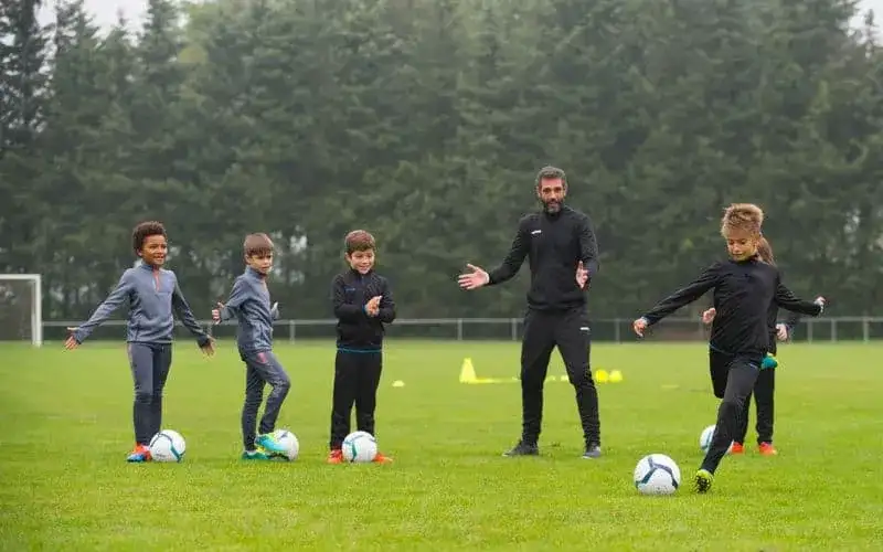 Jak ubrać dziecko na trening piłkarski zimą, by uniknąć przeziębienia i zapewnić komfort