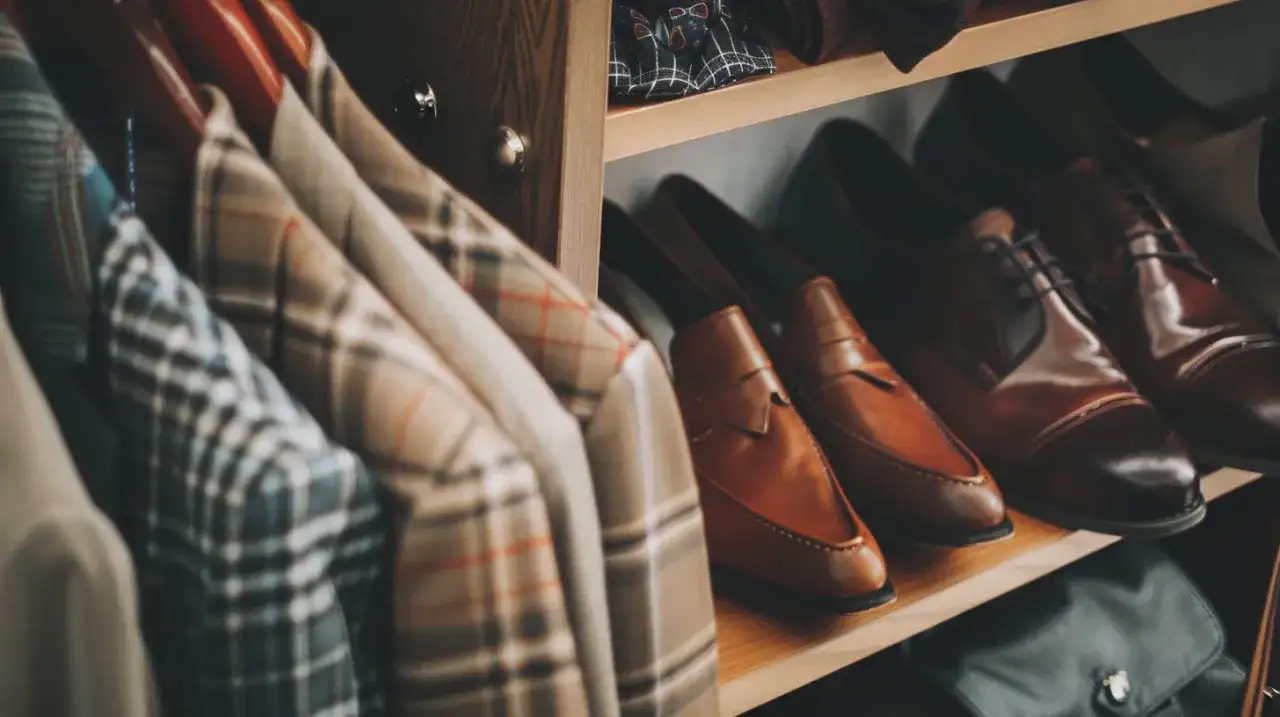 Jasna marynarka męska: jak nosić ją z klasą? Oto poradnik stylizacji