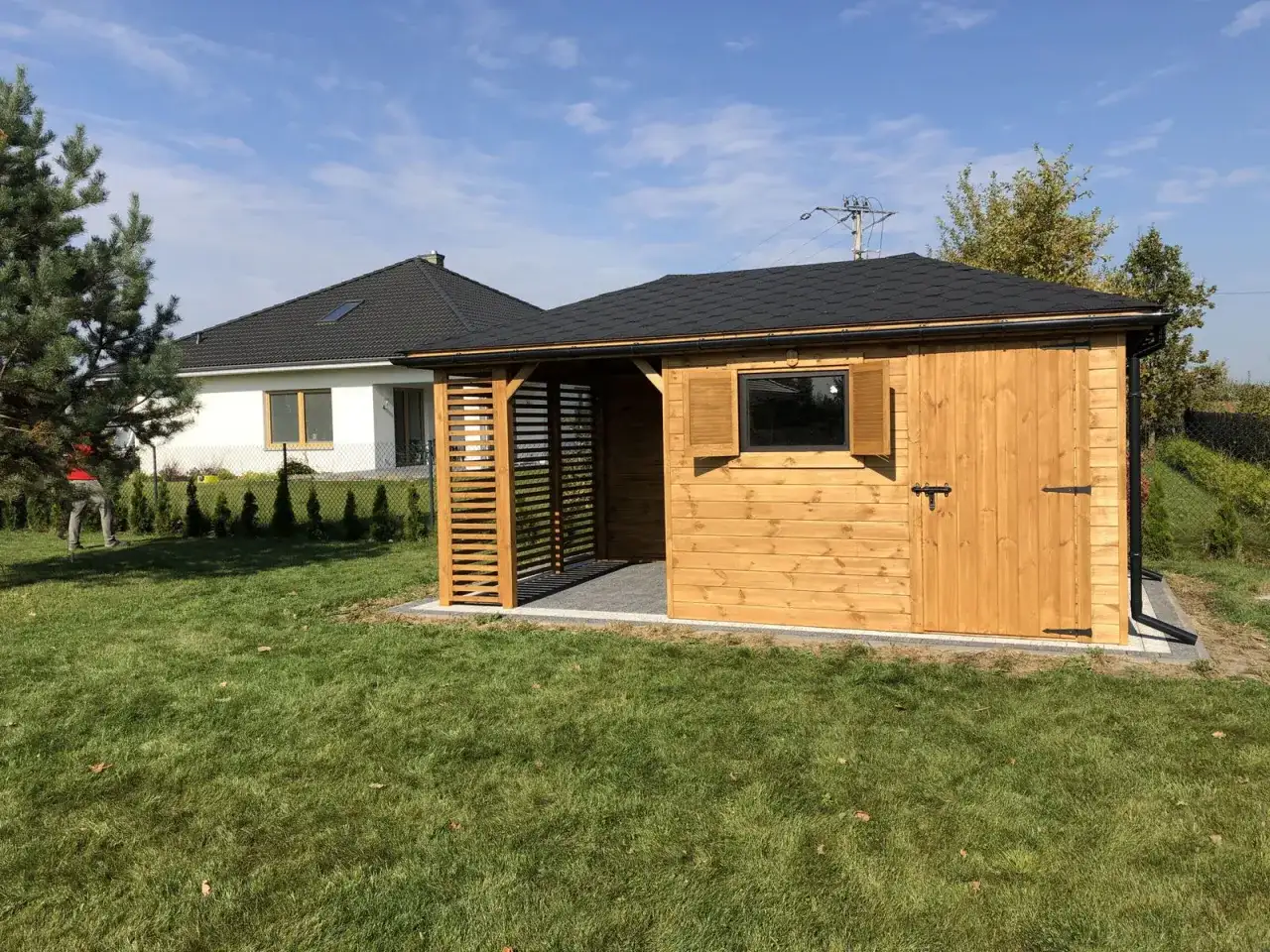 Jakie drewno na altanę ogrodową? Oto najlepsze i najtrwalsze opcje