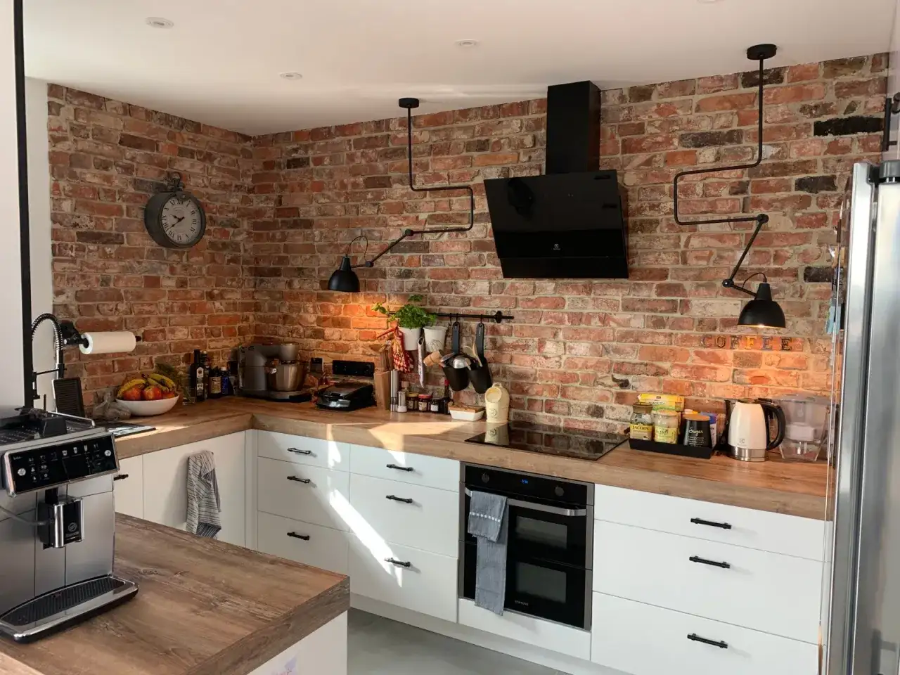 Jaki klej do cegły dekoracyjnej? Wybierz najlepszy dla trwałego montażu