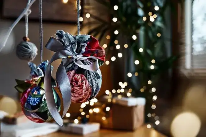 Jak zrobić samemu bombki – proste kroki i pomysły na piękne dekoracje świąteczne