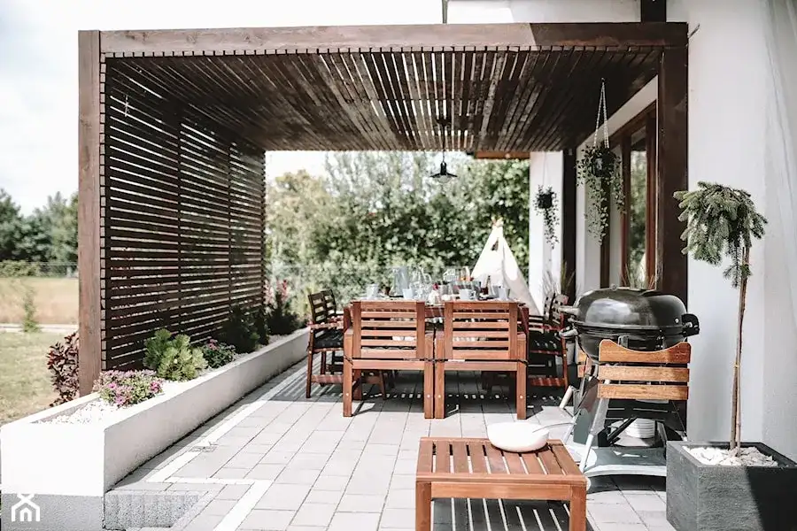 Skuteczne sposoby jak osłonić taras od wiatru: 8 sprawdzonych rozwiązań