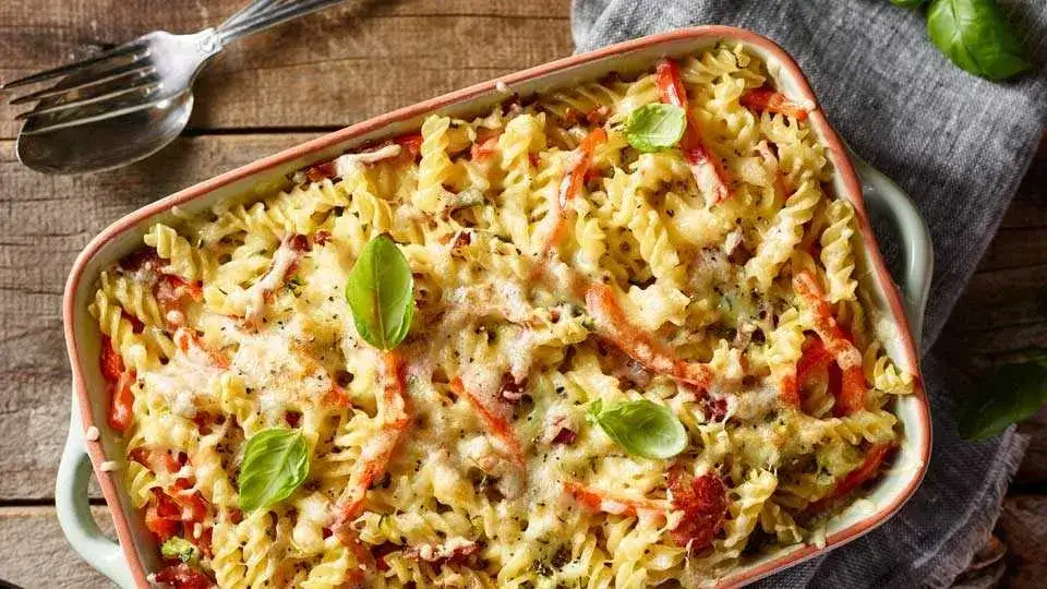 Prosta zapiekanka z cukinią i kiełbasą, która zachwyci każdego smakosza