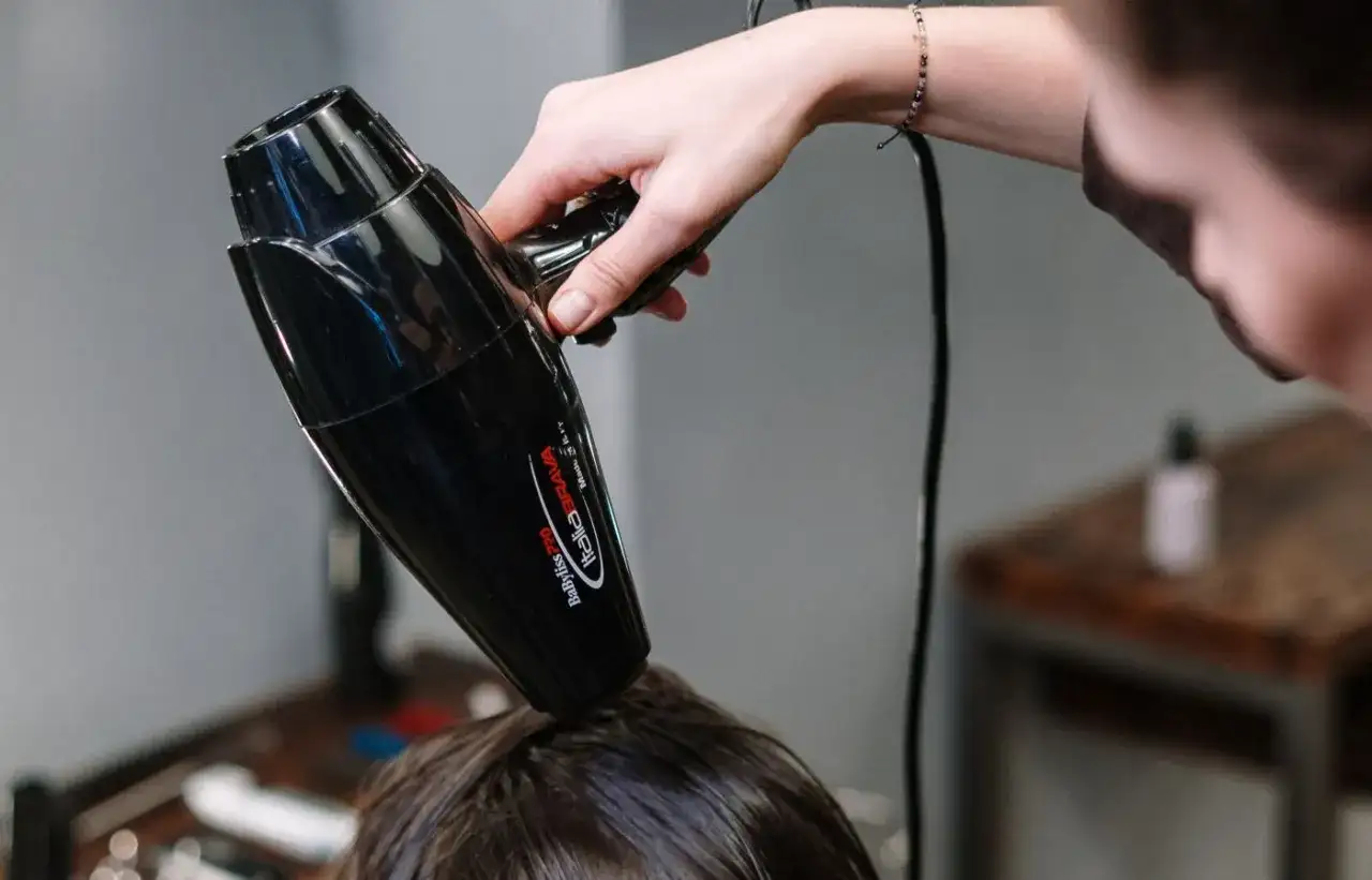 Jak działa suszarka do włosów – poznaj sekrety efektywnego suszenia