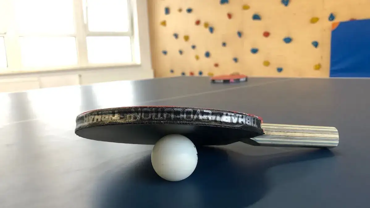 Gdzie grać w tenis stołowy w Warszawie? Odkryj najlepsze miejsca