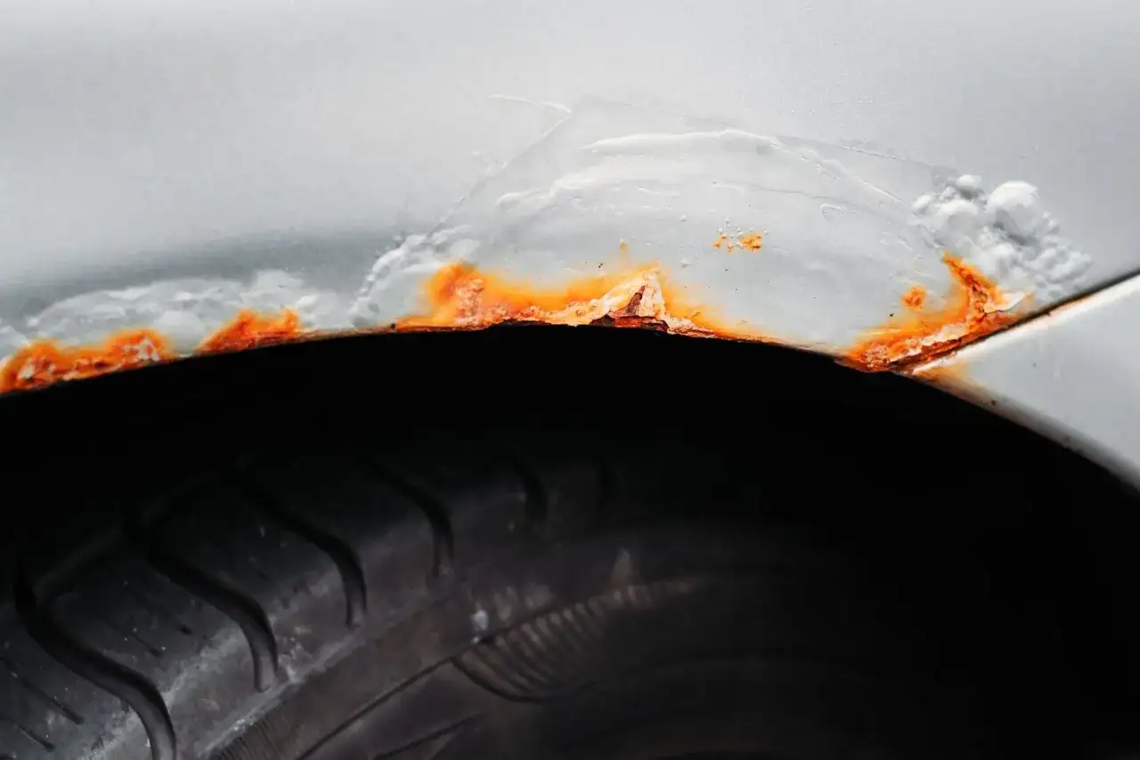 Jaka farba na rdze w samochodzie zapewni najlepszą ochronę przed korozją?