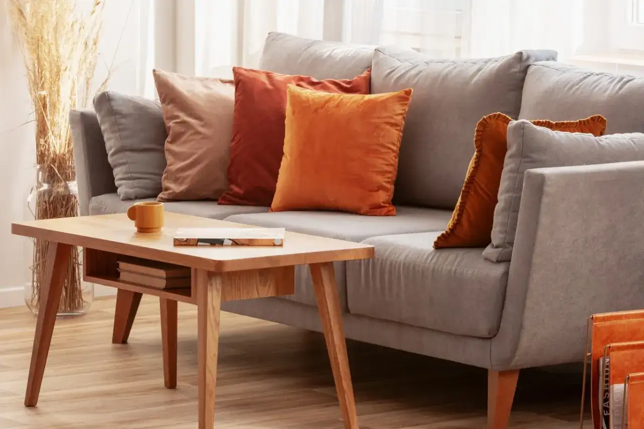Jak układać poduszki na kanapie, by stworzyć przytulny salon