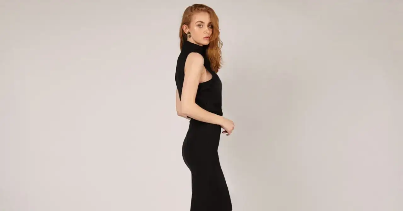 Jaka biżuteria do sukienki bez dekoltu, aby wyglądać stylowo i elegancko