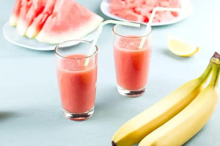 Delicioso batido de plátano y sandía que refresca y nutre tu día