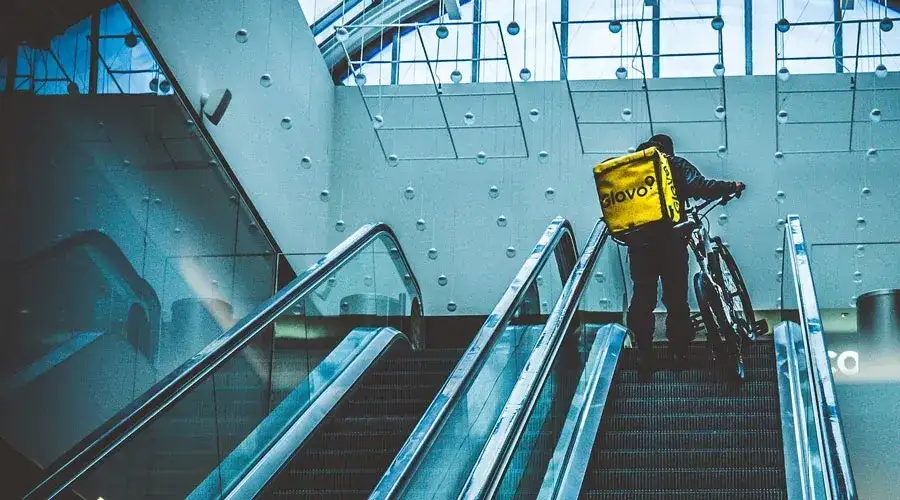 Ile można zarobić na Pyszne.pl? Odkryj prawdziwe stawki dostawców