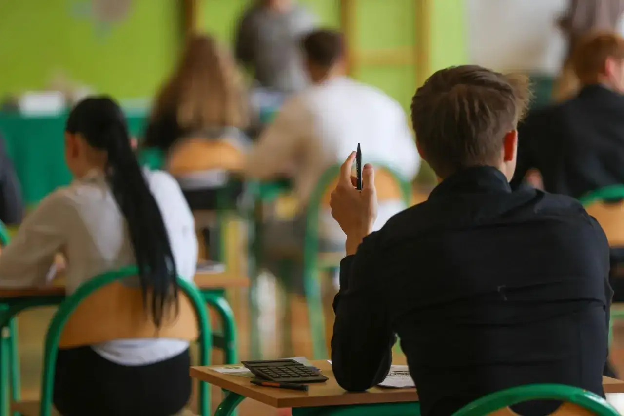 Ile trwa egzamin zawodowy teoretyczny i co warto wiedzieć?