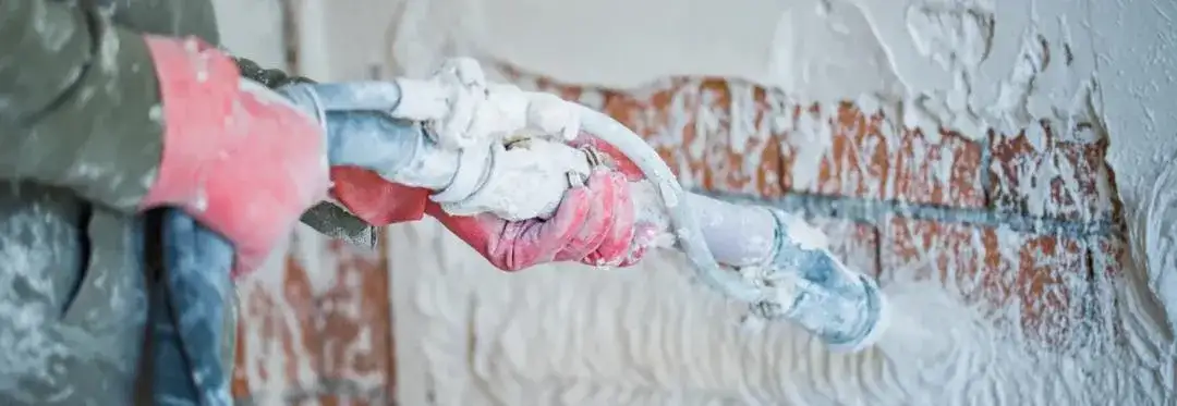 Jak rozrobić zaprawę tynkarską: krok po kroku do idealnej mieszanki