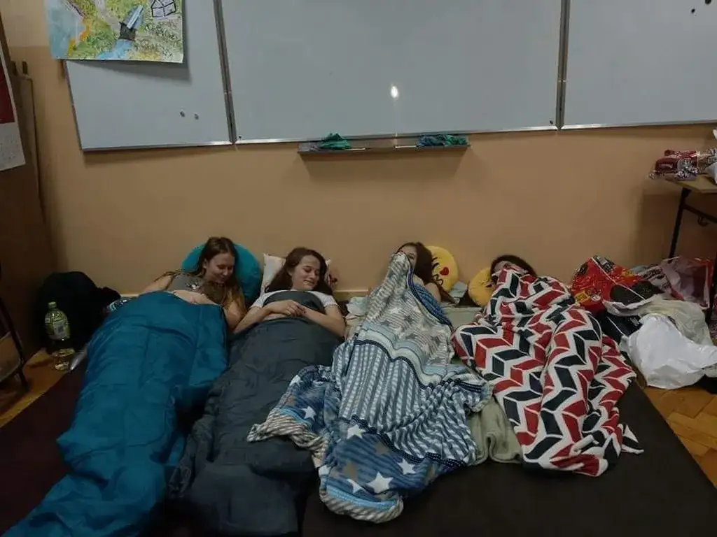 Nocowanie w szkole: Jak zorganizować niezapomnianą integrację?