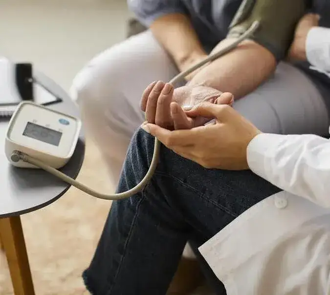 Przy jakim niskim ciśnieniu wezwać pogotowie? Objawy, które alarmują