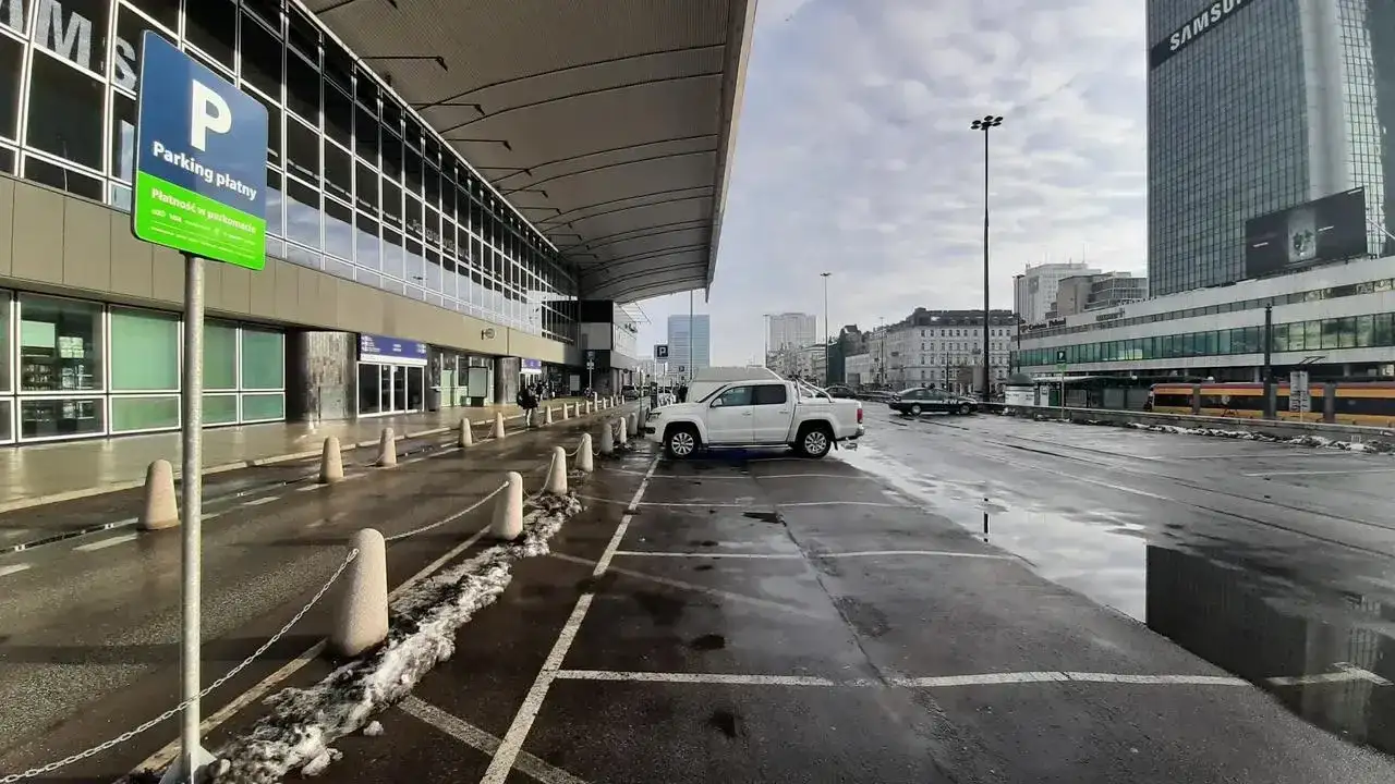 Jak wjechać na parking przy Dworcu Centralnym bez problemów?
