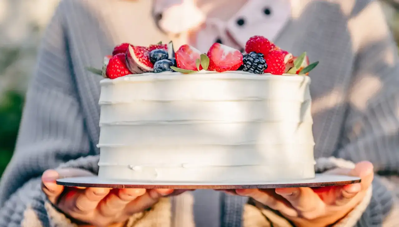 Jak udekorować tort owocami? Sprawdź najlepsze pomysły i techniki