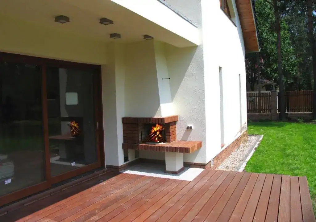 Kominek z grillem na tarasie: Ciepło i smak przez cały rok