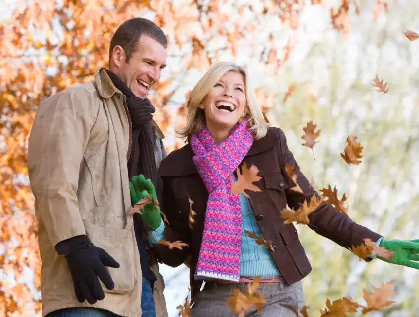 Poznaj ukryte sposoby w jakich kobieta okazuje zainteresowanie mężczyźnie