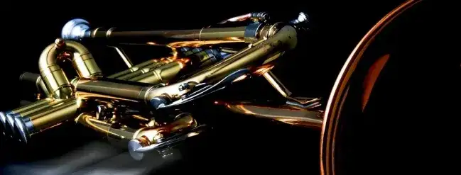 Który z instrumentów dętych posiada suwak? Odkryj tajemnice puzonu