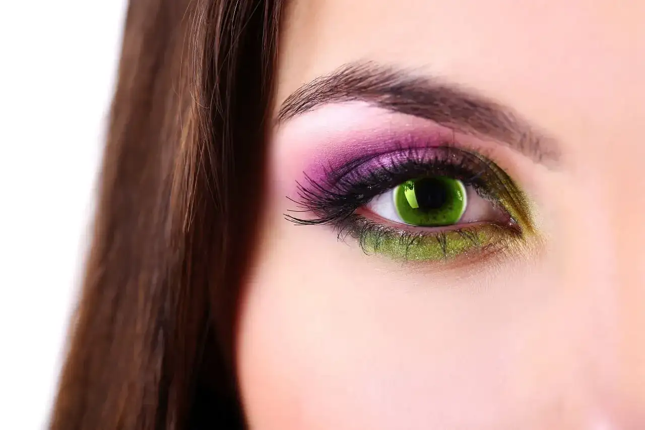 Czy soczewki zmieniają kolor oczu? Odkryj prawdę i fakty