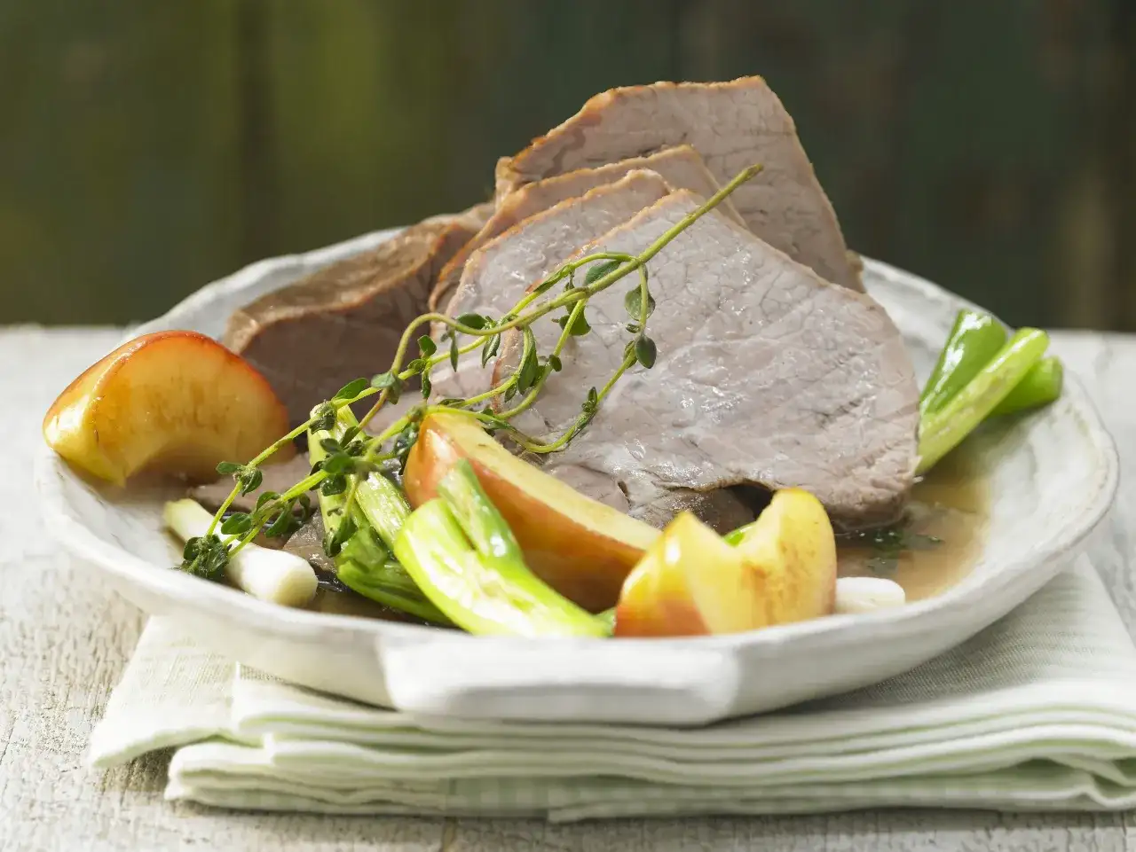 Jak dusić cielęcinę, aby uzyskać idealnie miękkie i soczyste mięso