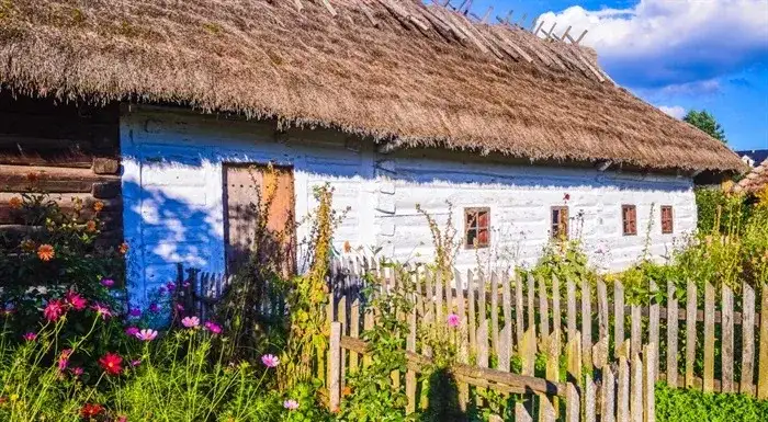 Co to jest skansen? Odkryj fascynujący świat muzeów etnograficznych