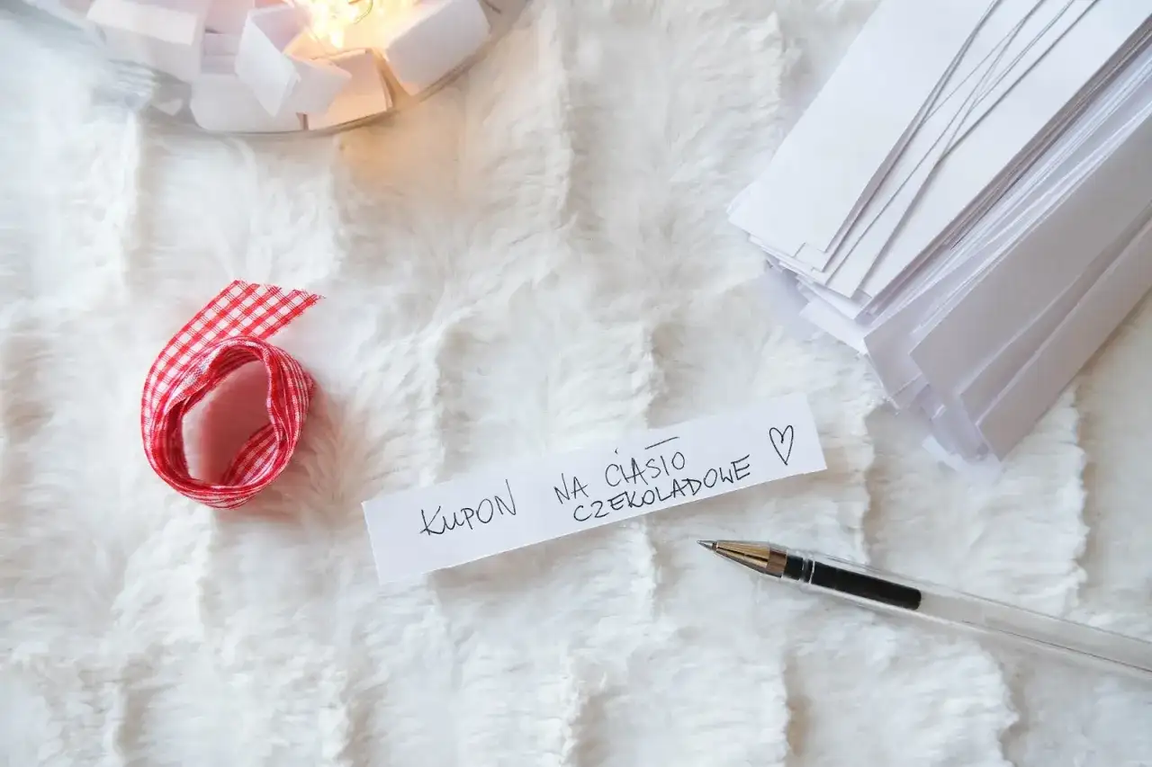 Słoik z karteczkami na 365 dni: pomysły na inspirujące wiadomości