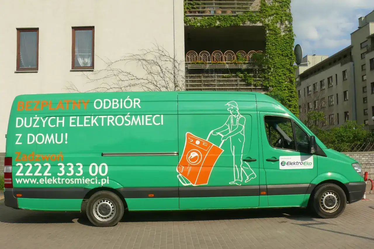 Samochód który zbiera elektrośmieci z osiedla – jak skorzystać z usługi?