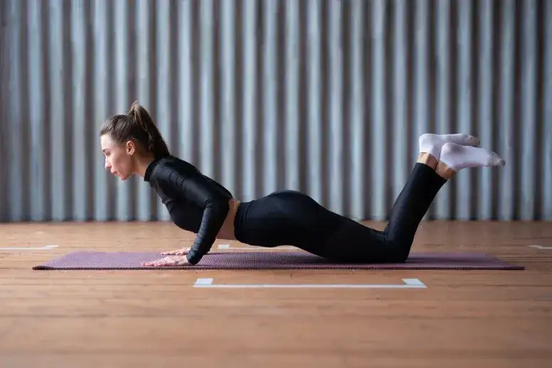 Czy są jakieś ćwiczenia na powiększenie biustu? Poznaj skuteczne metody!