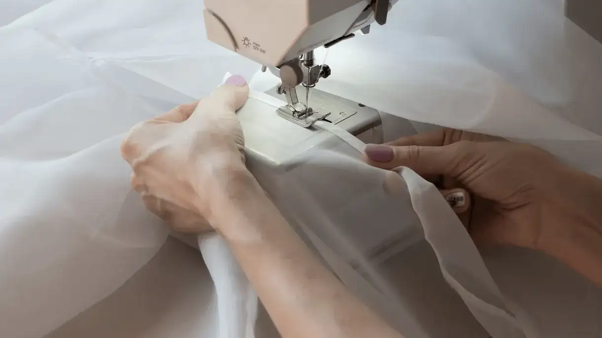 Z jakich materiałów uszyć ubrania? Przegląd dla miłośników mody i wygody