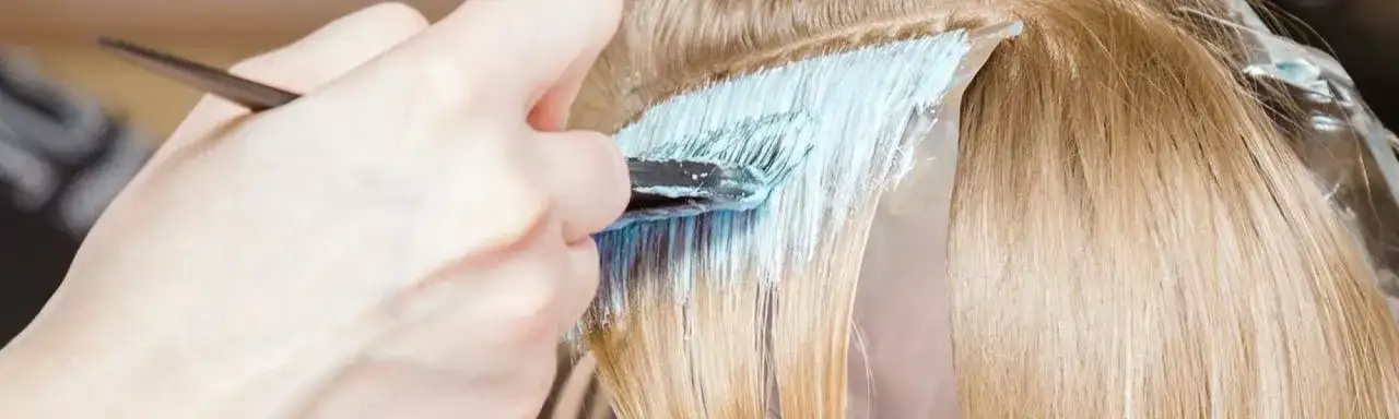 Jak rozjaśnić farbowane włosy domowym sposobem – proste i skuteczne metody