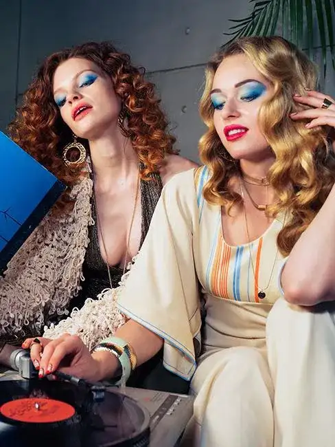 Jak się ubrać na imprezę w stylu lat 70, by zachwycić wszystkich