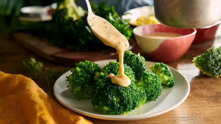 Jak zrobić sos serowy z serka topionego - prosty przepis na pyszny sos