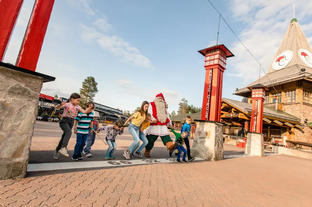 Gdzie mieszka Mikołaj? Poznaj Rovaniemi i jego magiczne atrakcje