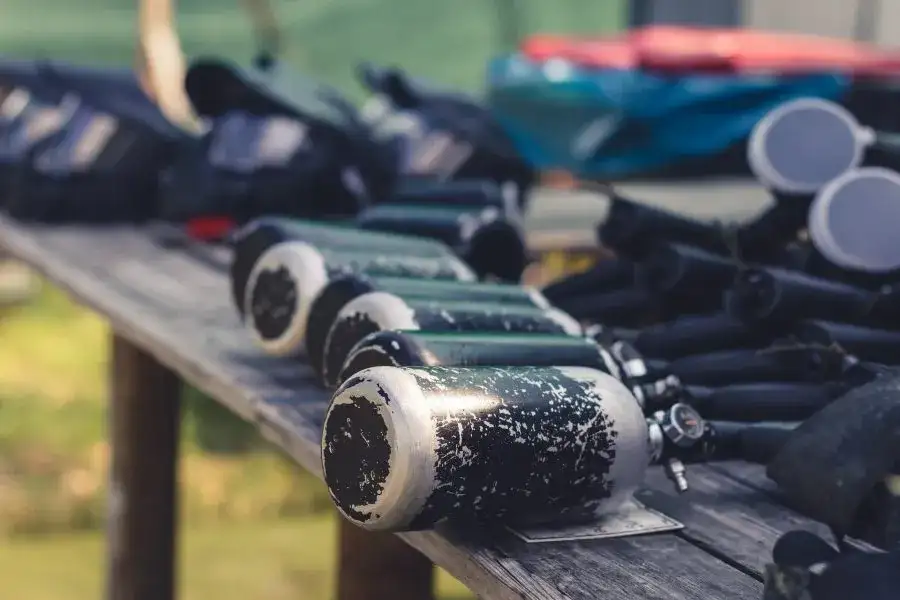 Czy trzeba mieć pozwolenie na broń gazową? Sprawdź przepisy i wyjątki