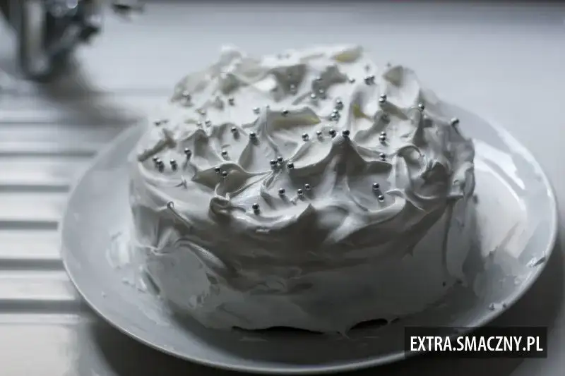 Jak pokroić tort bezowy bez uszkodzeń – proste triki i wskazówki