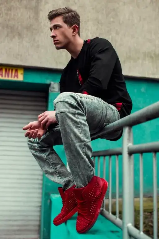 Czerwone buty męskie: stylizacje, które zaskoczą każdego