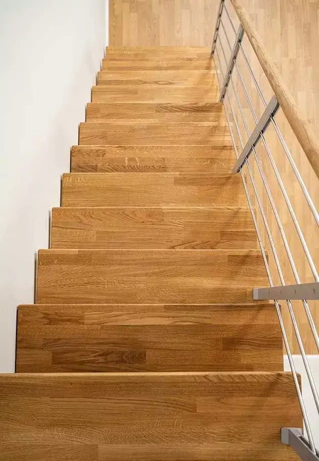 Najlepsze drzewo na schody: trwałość, wygląd i koszty - poradnik