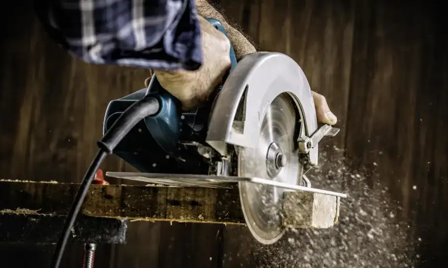 Zagłębiarka a pilarka – kluczowe różnice i kiedy wybrać właściwe narzędzie