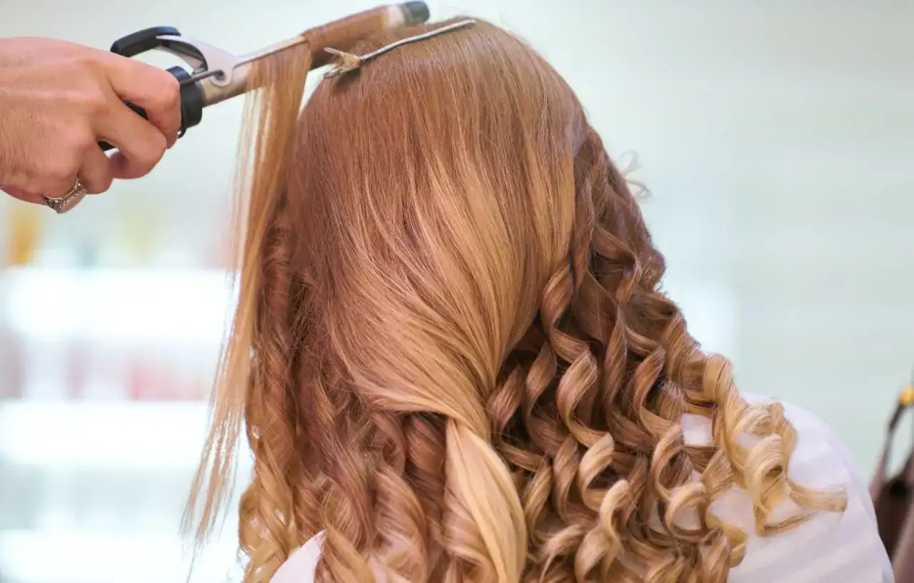 Czy lokówka niszczy włosy? Oto, co musisz wiedzieć o uszkodzeniach