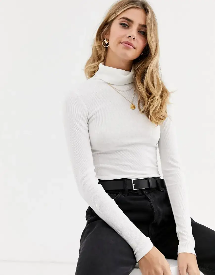 Stylowe stylizacje z białym golfem damskim. Modne zestawy na każdą okazję