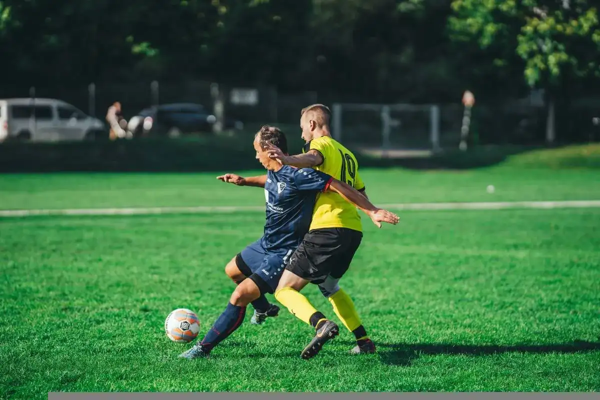 Co to jest pressing w piłce nożnej i jak zmienia grę zespołu