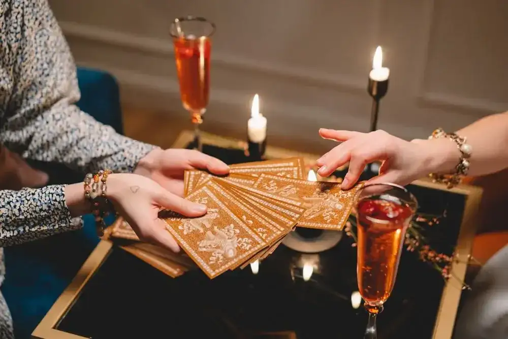 Ile jest kart tarota? Odkryj różnice między Arkanami i ich typami