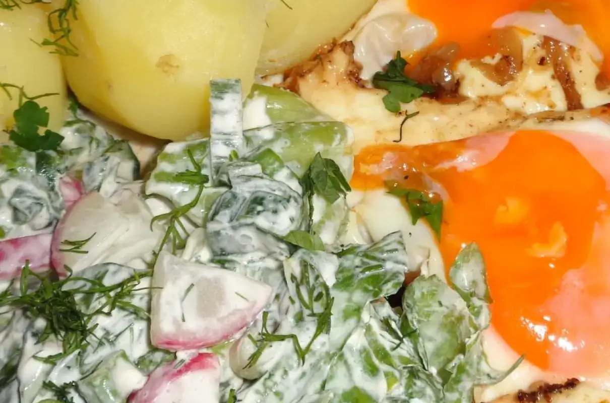 Najlepsze surówki do jajka sadzonego, które zaskoczą Twoje kubki smakowe