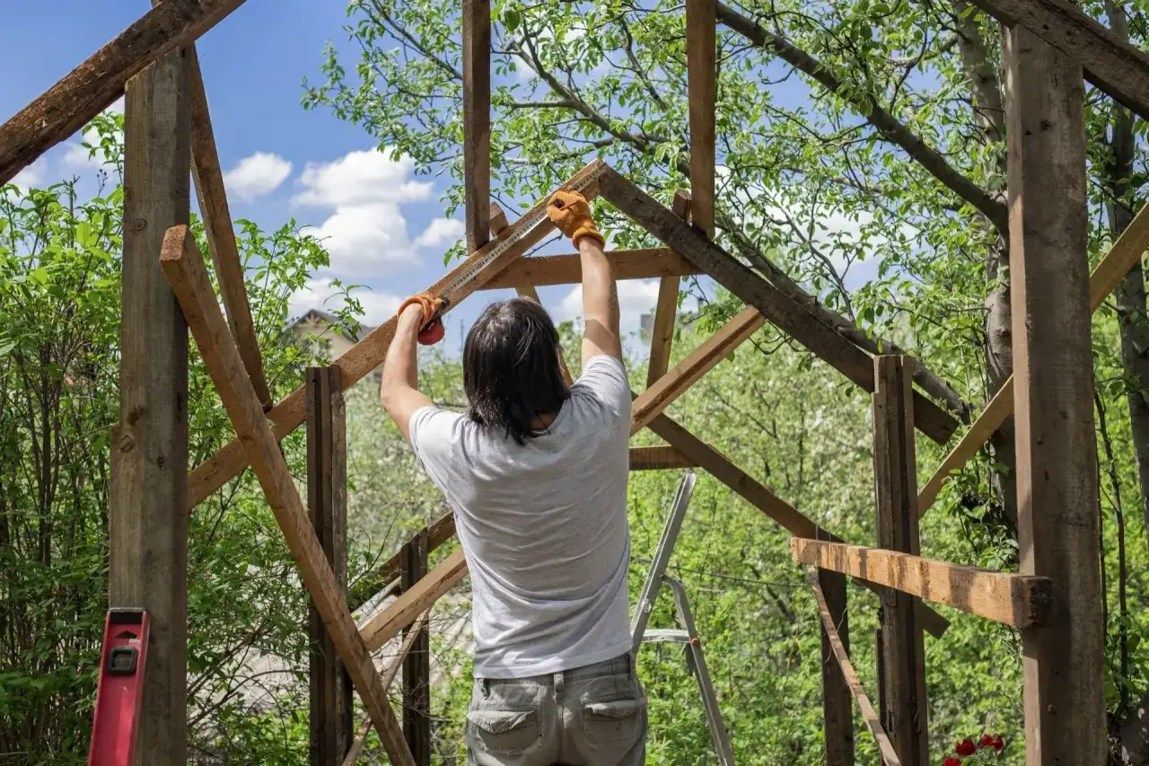 Czy altana może mieć ściany? Odkryj korzyści i przepisy budowlane