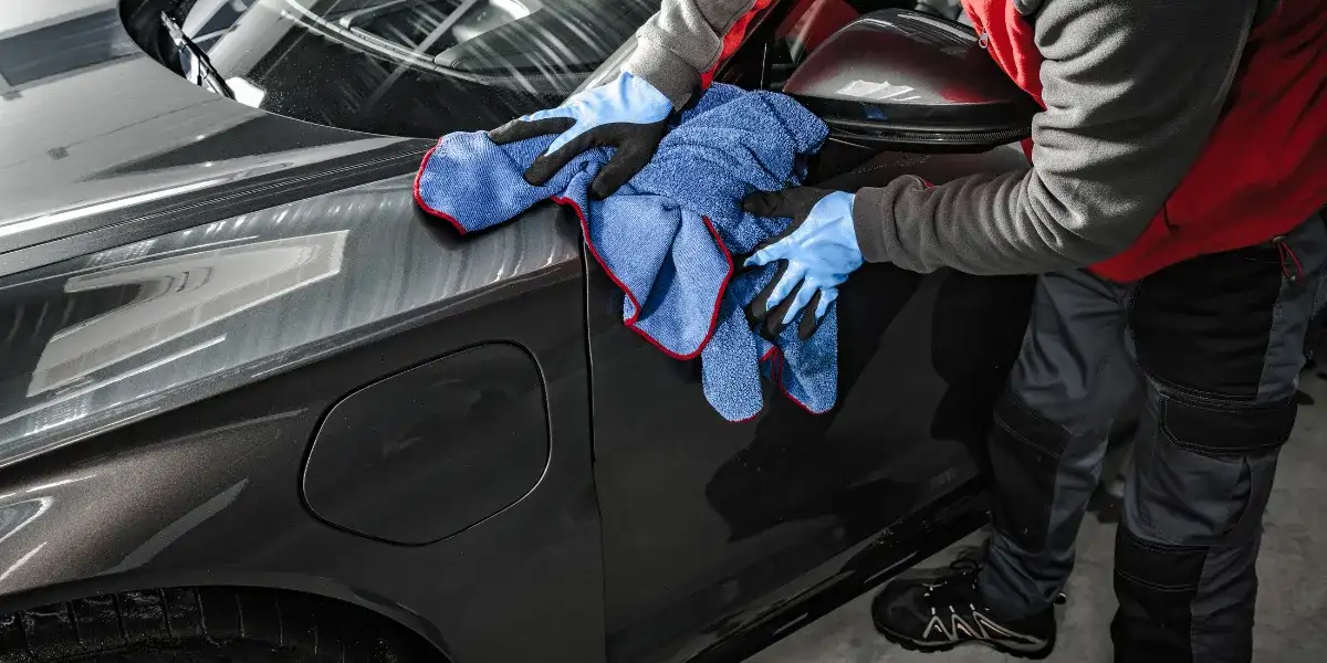 Jak myć auto oklejone folią, aby nie uszkodzić okleiny?