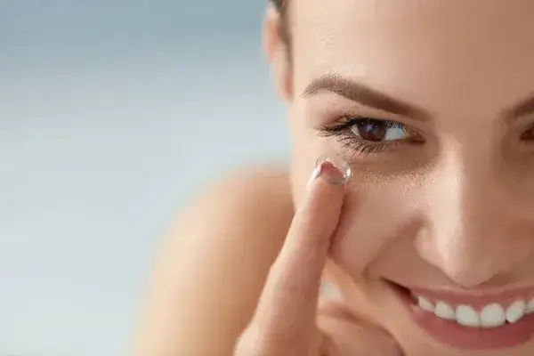 Czy noszenie soczewek jest szkodliwe? Odkryj zagrożenia dla oczu